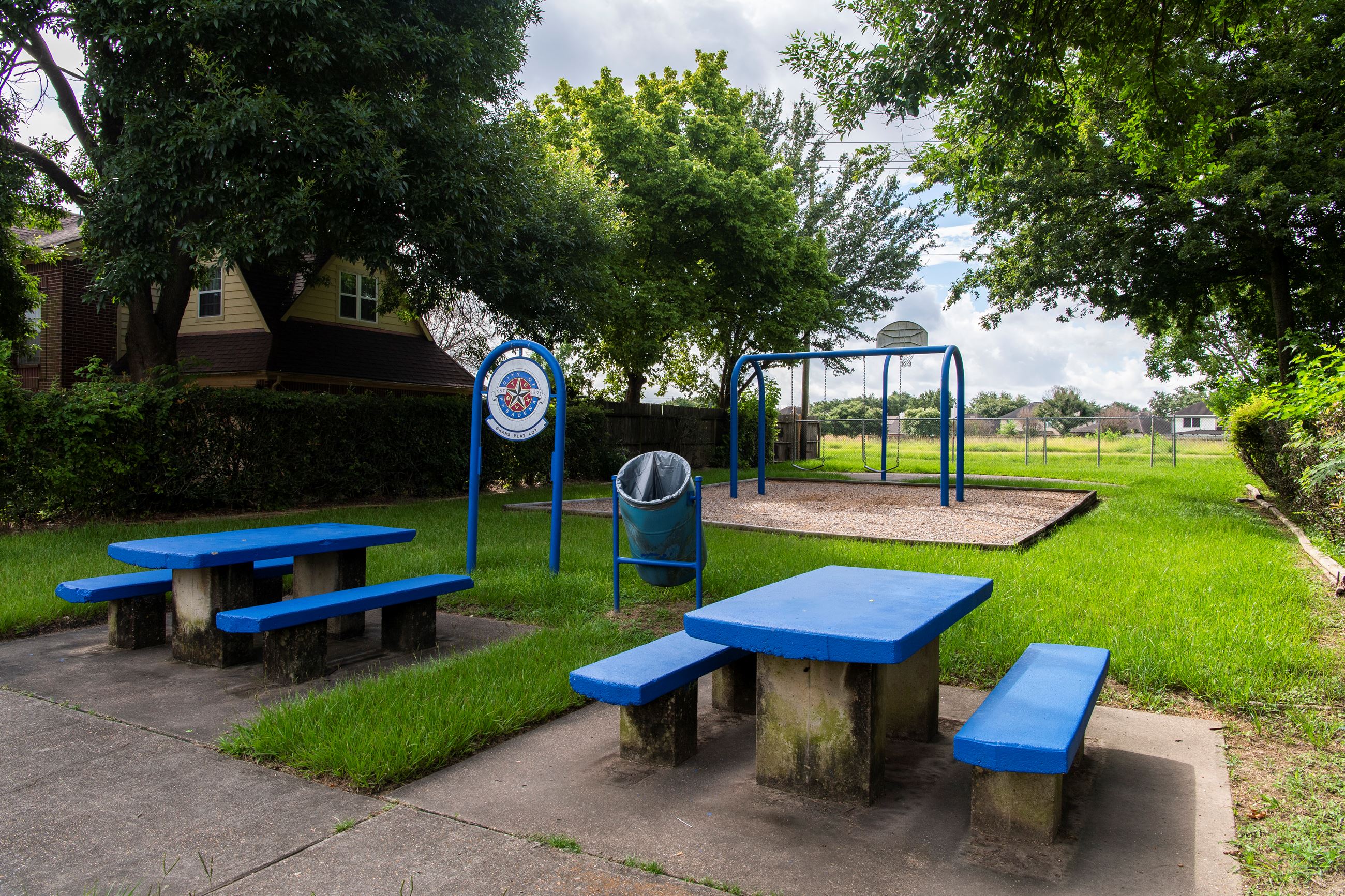 Ghana Park Picnic Tables